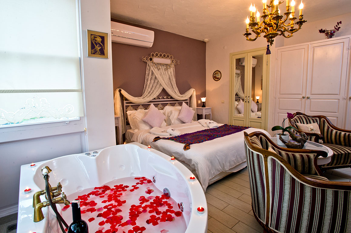 Jakuzili ve Şömineli Romantik Alaçatı Balayı Otel Odası